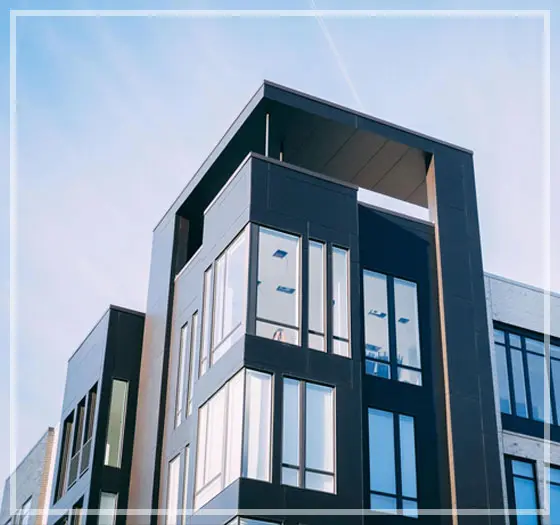 A building with many windows and doors on top of it.